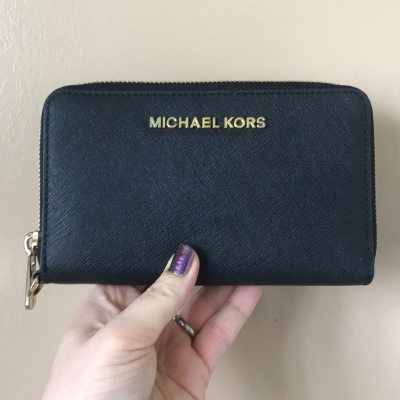 Michael Kors Handbags - Michael Kors Smartphone Wallet
